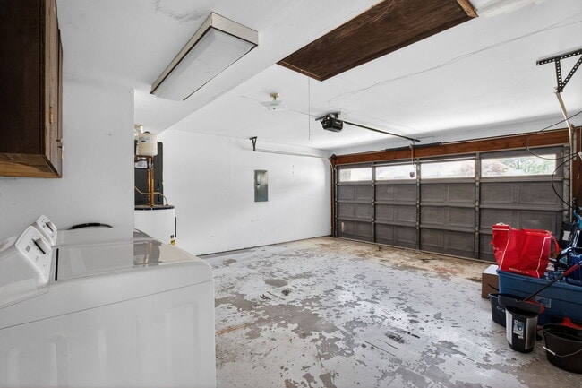 Building Photo - 47950 Mayflower Dr
