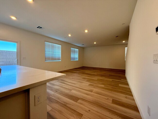 Building Photo - 4 BED 3.5 BATH 2 CAR GARAGE HOME w/ LOFT, ...