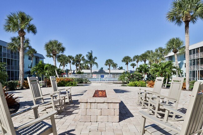 Building Photo - Intracoastal 2 bed/ 2 ba condo with lots of ammenities