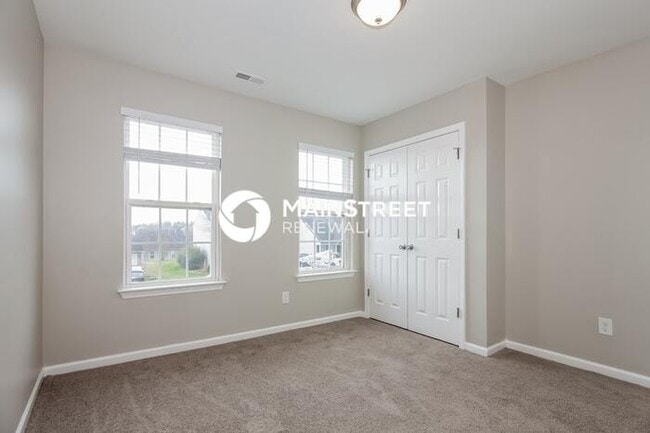 Building Photo - 4 Bedroom Pet-Friendly Home in Dallas, NC with Main Street Renewal
