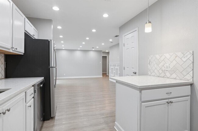 Building Photo - 2308 Devonshire Dr