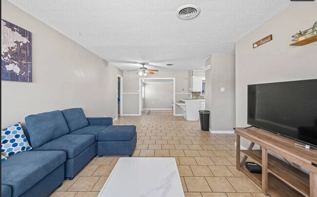 Building Photo - 3/2/1 Great Price Great Location. Available Now!