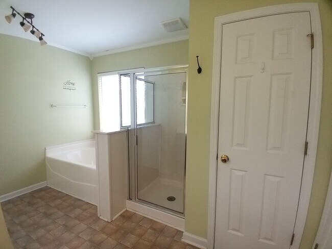 Building Photo - 565 Batty Way