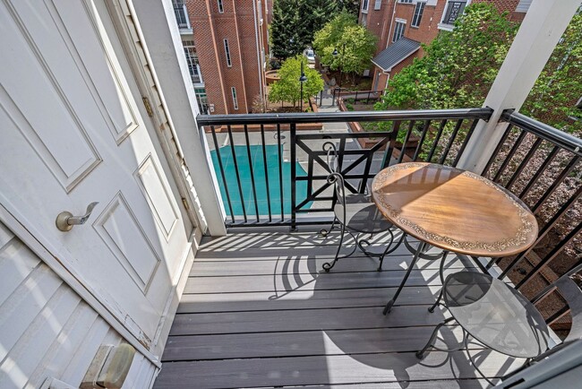 Building Photo - Beautiful 2 Bedroom, 2 Bath Condo In The H...
