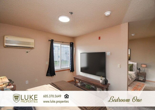 Building Photo - 138 N Sycamore Ave