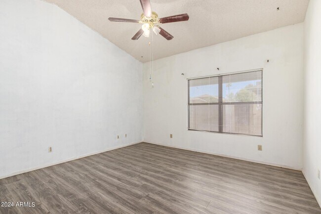 Building Photo - 8827 W Amelia Ave