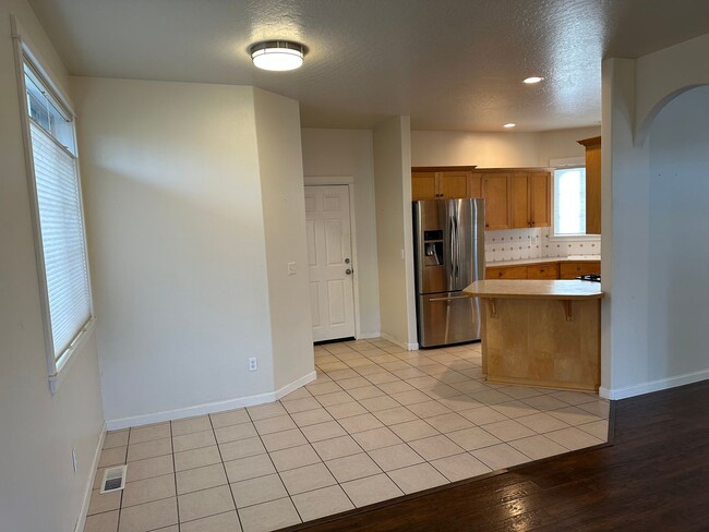 Building Photo - Beautiful 3 bedroom 2 bathroom house in a ...