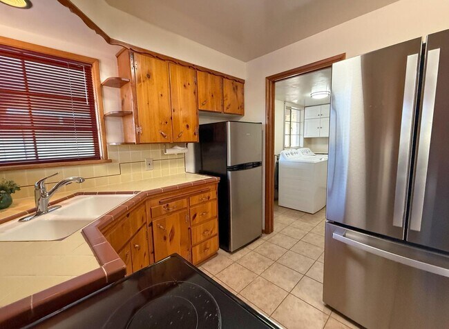 Building Photo - 1049 E 2nd Ave