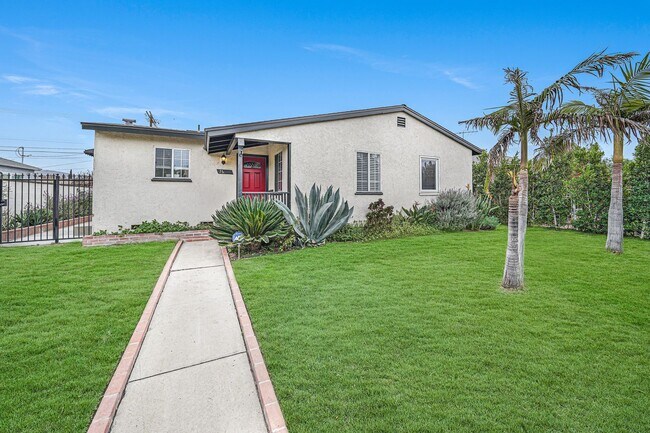 Building Photo - A beautiful  home in North Hollywood is no...