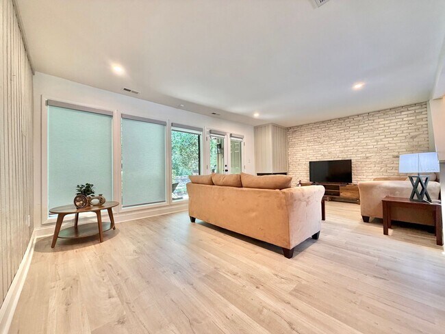 Building Photo - 907 Oak Tree Dr