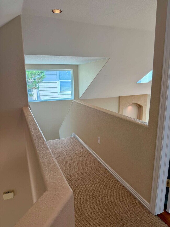 Building Photo - Don’t Miss out on this 4-bedroom 3 bath home in the gated Lighthouse Villas Community.