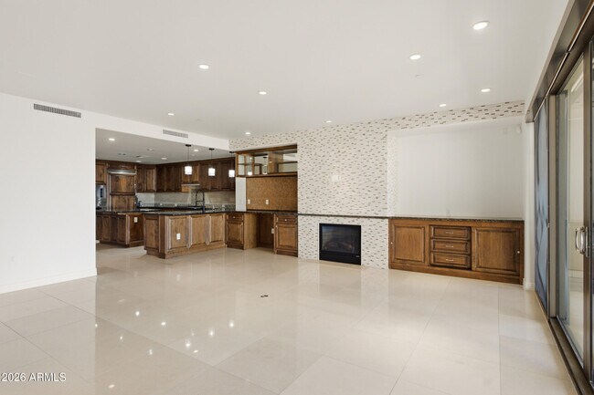 Building Photo - 7175 E Camelback Rd