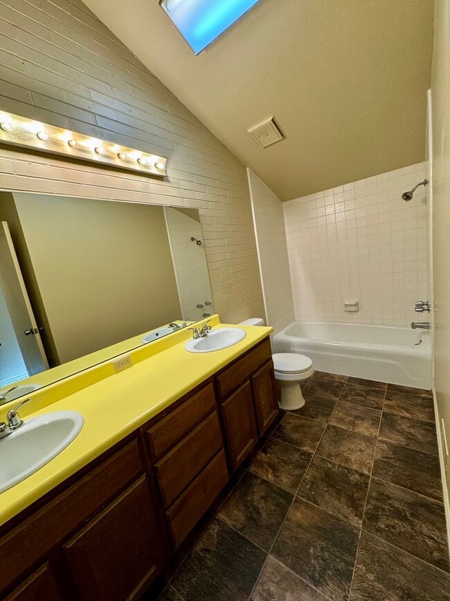 Building Photo - 3 Bedroom Townhome near BYU stadium!