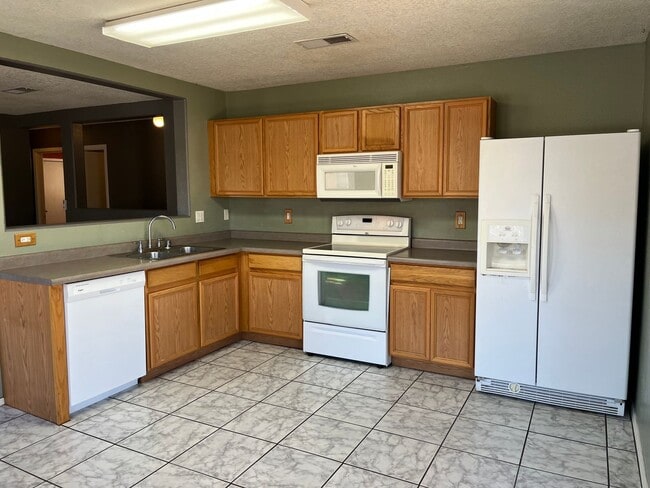 Building Photo - Cozy 3 Bedroom 2 Bathroom Home In The NW!