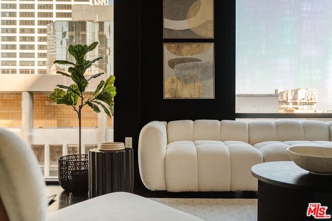 Building Photo - 655 S Hope St