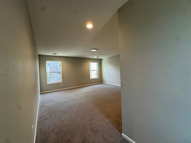 Building Photo - Villa Loma Town Home