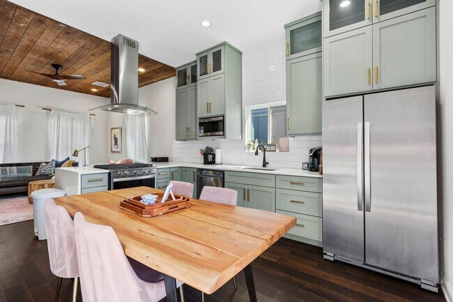 Building Photo - 1003 Romeria Dr