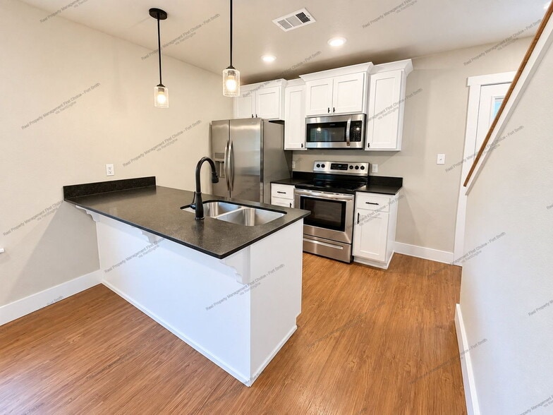 Building Photo - 518 N Coker St