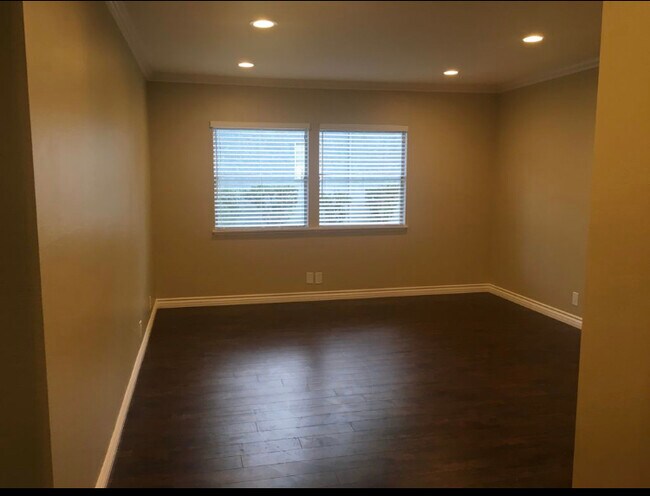 Building Photo - 3620 Kalsman Dr