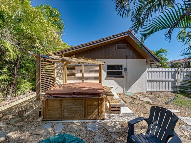 Building Photo - 7125 Shore Dr S