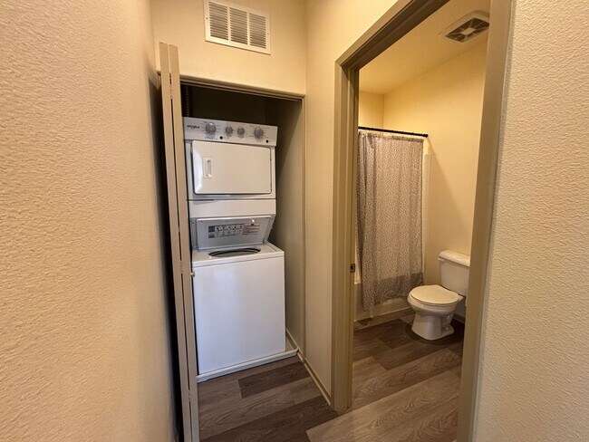 Building Photo - *** $500 Move in special if lease is signe...