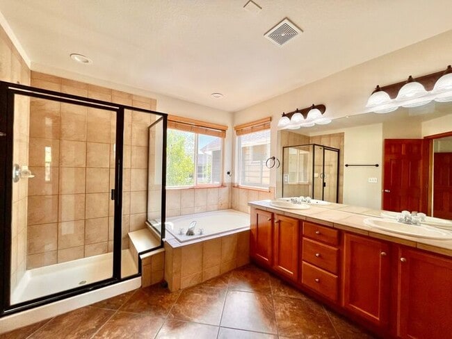 Building Photo - Beautiful 4 bed/ 3 bath Home with Office!
