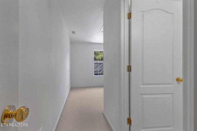 Building Photo - Beautiful End-Unit Condo – Move-In Ready!