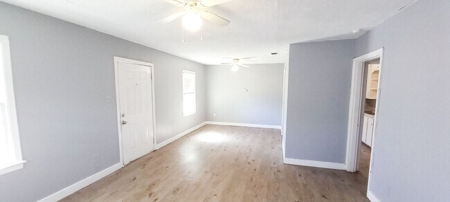 Building Photo - Handyman Special $0 First Month's Rent / “You fix, you SAVE BIG!!” Contact Mayshell for details: ...