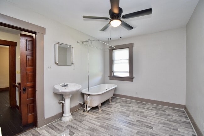 Building Photo - 23 E Parkwood Dr
