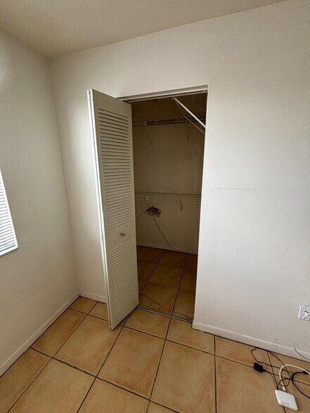 Primary room walk-in closet - 6850 SW 45th Ln