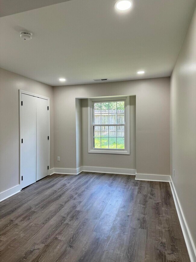 Building Photo - 404 Bainbridge Ct