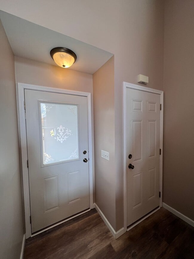 Building Photo - Spacious Split-Level Retreat Just Minutes ...