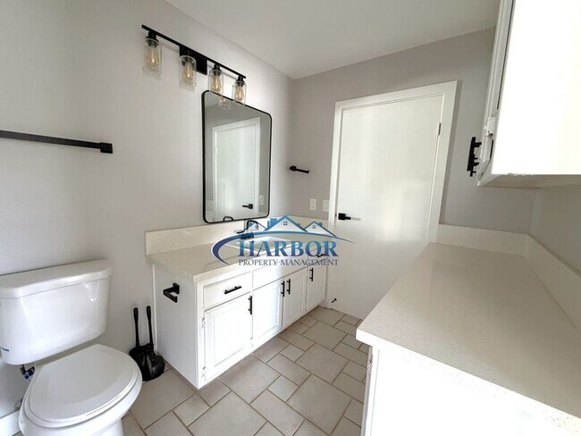 Building Photo - 1054 W 23rd St