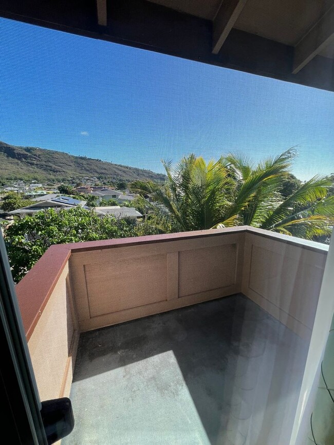 Building Photo - Aina Haina Area - 3 bedroom, 2.5 bath Hous...