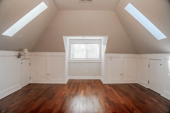 Building Photo - Gorgeous 5 Bedroom / 4 Full Bath Home along Chicago River