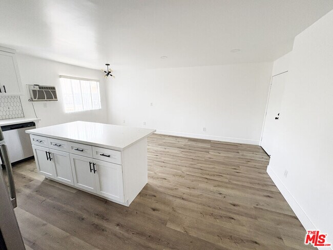 Building Photo - 5440 Carlton Way