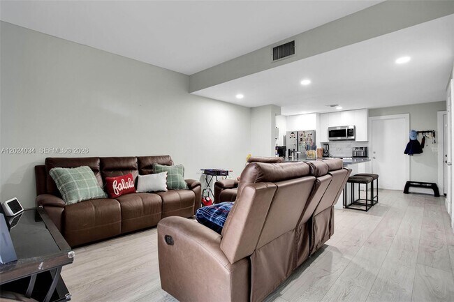 Building Photo - 850 Sorrento Dr