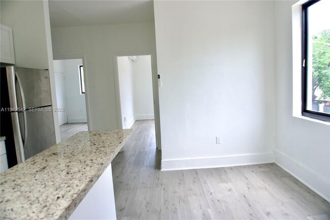 Building Photo - 337 SW 5th Ave