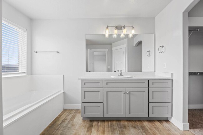 Building Photo - 6 Bedroom 3.5 Bathroom House in Saratoga Springs!