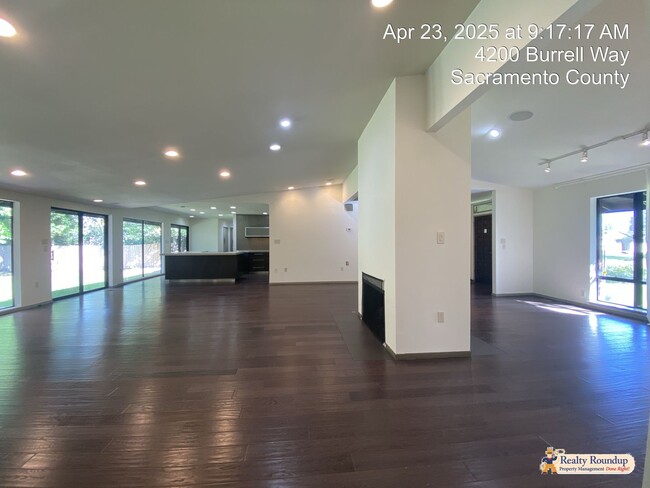 Building Photo - Sprawling Ranch with Open Floorplan & Exce...