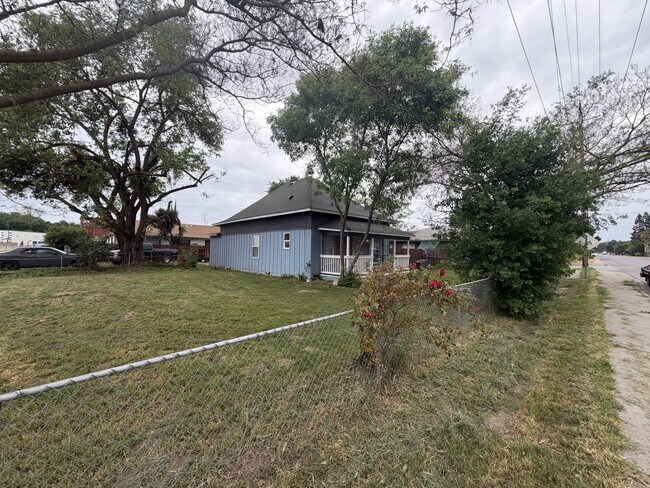 Building Photo - 10046 Larkin Rd