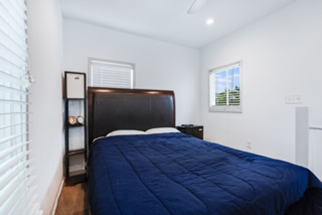 Building Photo - Modern Downtown Home!