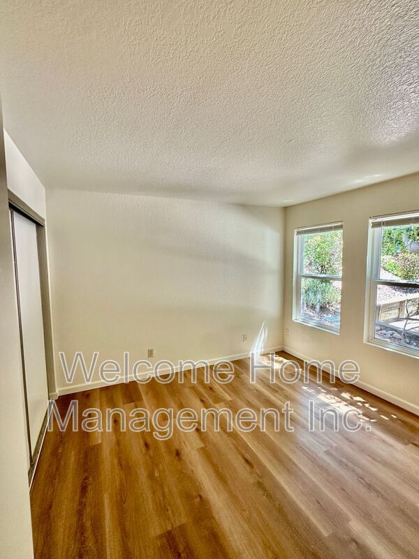 Building Photo - 695 Bristol Dr