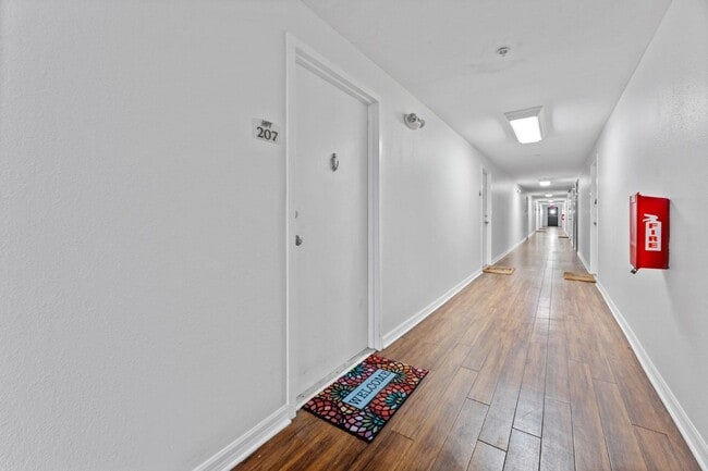 Building Photo - 406 W Azeele St