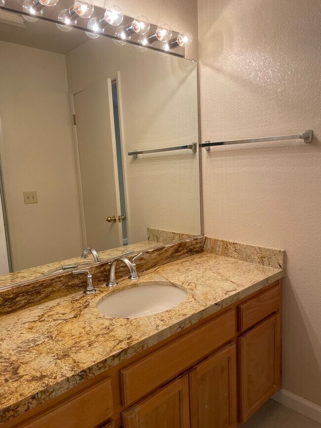 Building Photo - 4 bedroom 3 full bath Windsor Home!