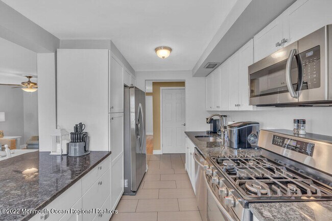 Building Photo - 1226 1/2 Briarwood Rd-