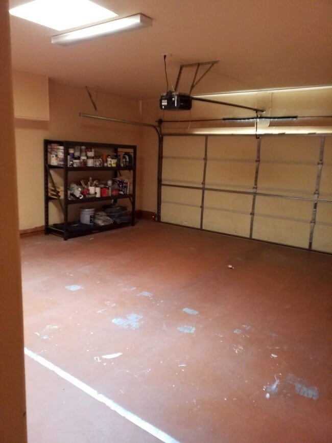 Building Photo - Large 3 Bedroom, 2 Bath Home