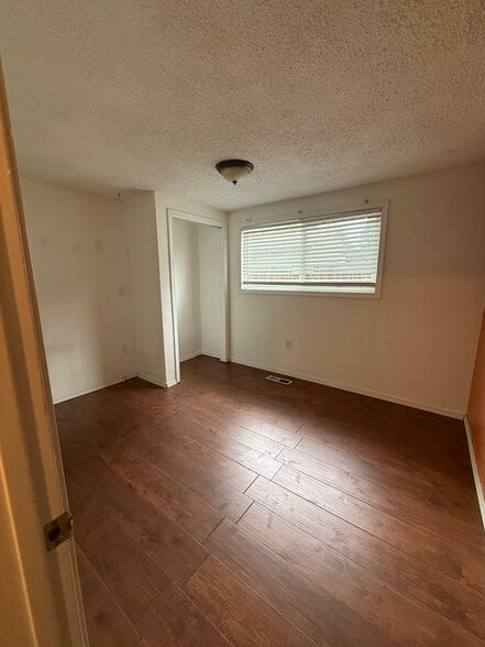 Building Photo - 406 E 43rd St