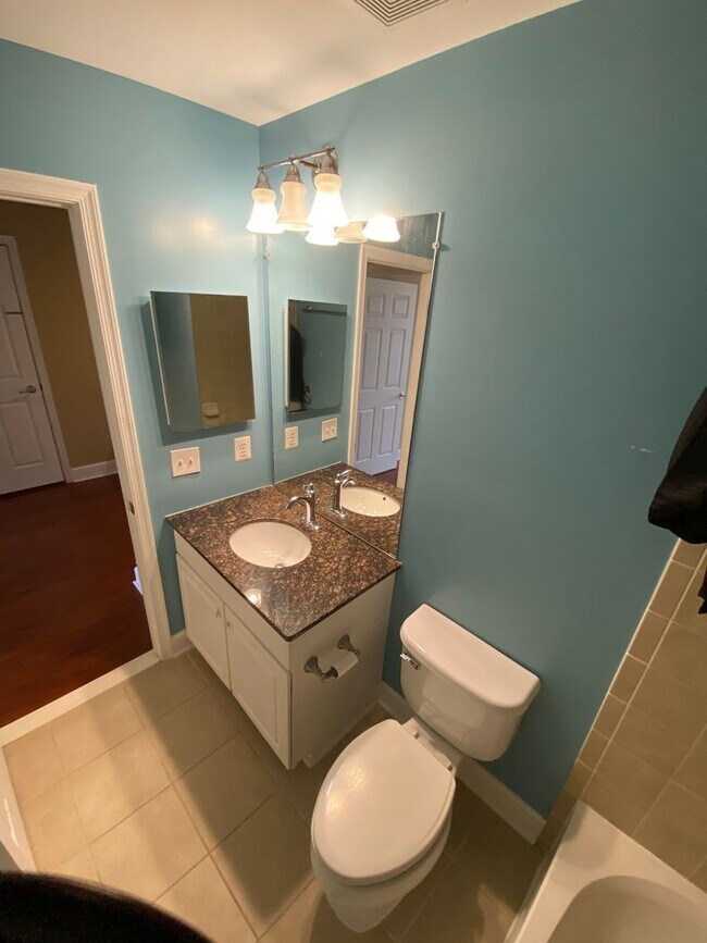 Building Photo - Bright and Spacious End Unit Townhouse in ...