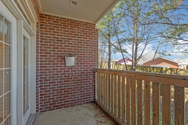 Building Photo - FABULOUS LOCATION!! 2BEDROOM 2 BATH TOWNHO...